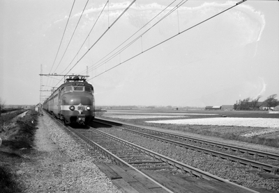 841477 Afbeelding van de trein Amsterdam-Brussel, bestaande uit electrische treinstellen mat. 1957 (Benelux) van de ...